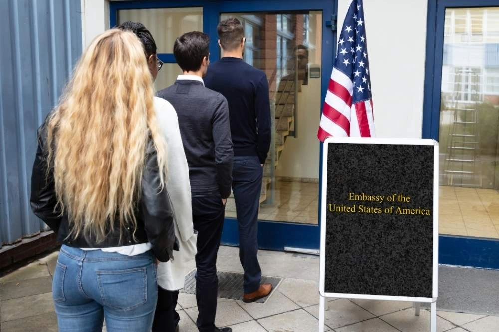 ۱۰ اشتباهات رایج در درخواست ویزا و نکات برای یک مصاحبه موفق (F-1 و J-1)