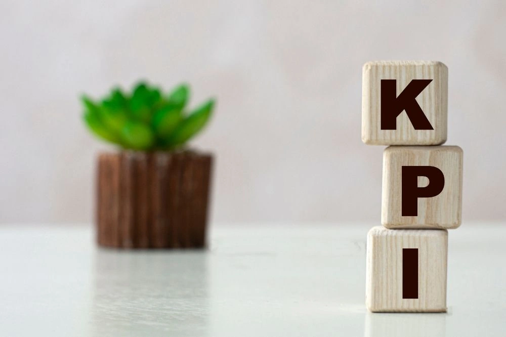 شاخص‌های کلیدی عملکرد (KPI) چیست و چگونه می‌توانند به موفقیت سازمانی کمک کنند؟
